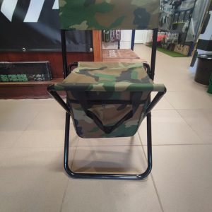 Összecsukható háttámlás szék tároló zsebbel